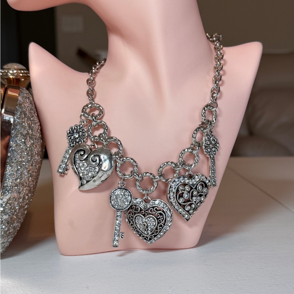 ⚜️ Silver Heart and Key Charm Necklace - Picture 2 of 9
